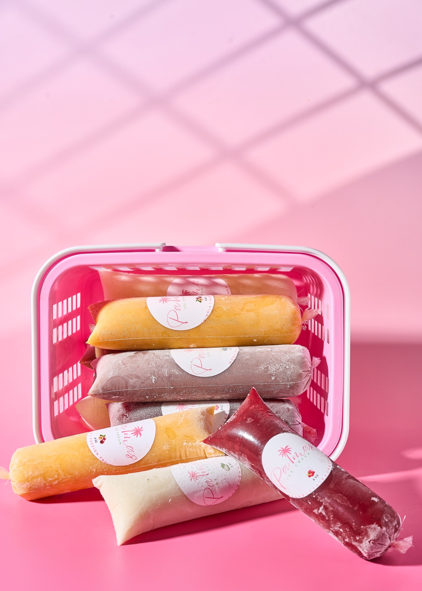 Palmas helados de fundita in a pink basket